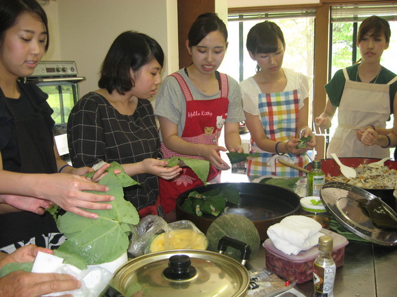 神戸松陰女子学院大学の皆さんが郷土料理に挑戦！_e0061225_1425592.jpg