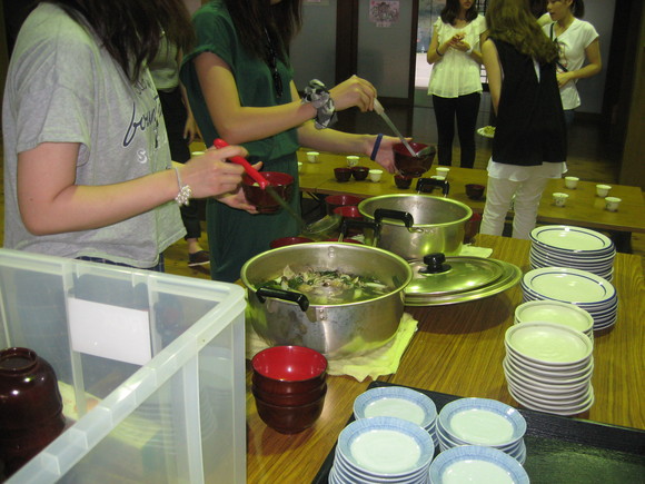 神戸松陰女子学院大学の皆さんが郷土料理に挑戦!_e0061225_1433422.jpg