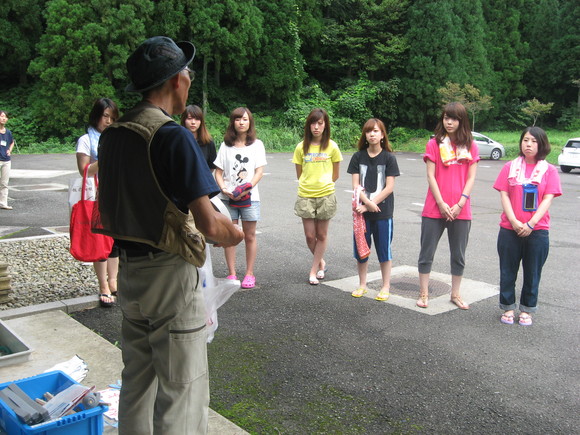 神戸松蔭女子学院大学の皆さん、次の日は川遊び体験。_e0061225_15402574.jpg