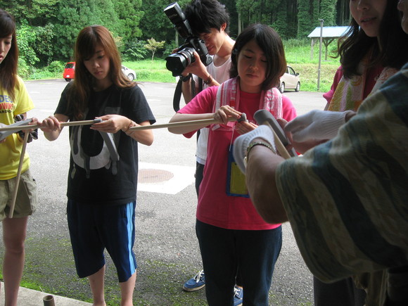 神戸松蔭女子学院大学の皆さん、次の日は川遊び体験。_e0061225_15511262.jpg