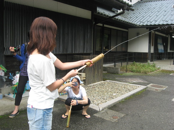 神戸松蔭女子学院大学の皆さん、次の日は川遊び体験。_e0061225_16182363.jpg