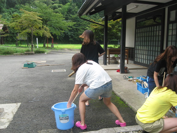 神戸松蔭女子学院大学の皆さん、次の日は川遊び体験。_e0061225_16305860.jpg
