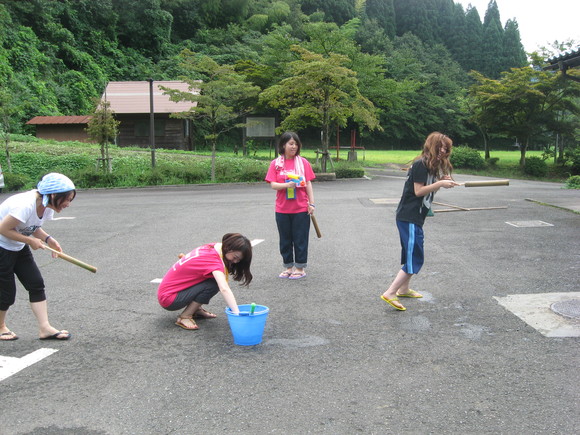 神戸松蔭女子学院大学の皆さん、次の日は川遊び体験。_e0061225_1631111.jpg