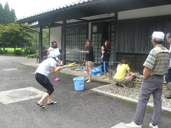 神戸松蔭女子学院大学の皆さん、次の日は川遊び体験。_e0061225_16332244.jpg