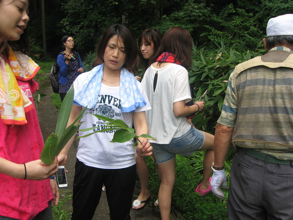 神戸松蔭女子学院大学の皆さん、次の日は川遊び体験。_e0061225_16425525.jpg