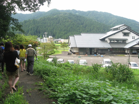 神戸松蔭女子学院大学の皆さん、次の日は川遊び体験。_e0061225_1644831.jpg