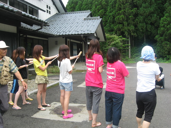 神戸松蔭女子学院大学の皆さん、次の日は川遊び体験。_e0061225_1652725.jpg