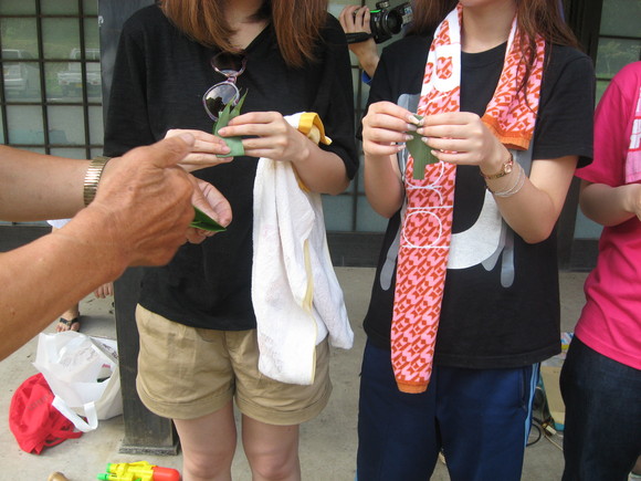 神戸松蔭女子学院大学の皆さん、次の日は川遊び体験。_e0061225_16543964.jpg