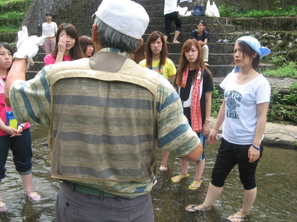 神戸松蔭女子学院大学の皆さん、次の日は川遊び体験。_e0061225_1657175.jpg