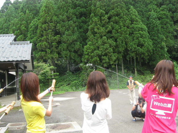 神戸松蔭女子学院大学の皆さん、次の日は川遊び体験。_e0061225_166055.jpg
