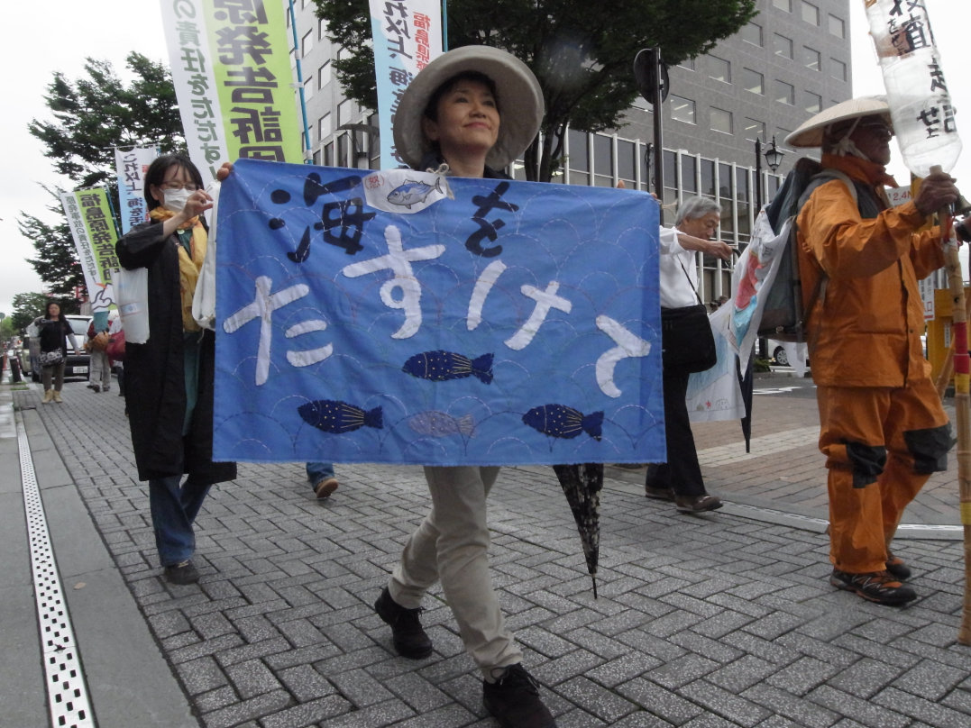 汚染水漏えい・放出を続ける東電の強制捜査を!8.27福島県警行動_e0068696_956786.jpg