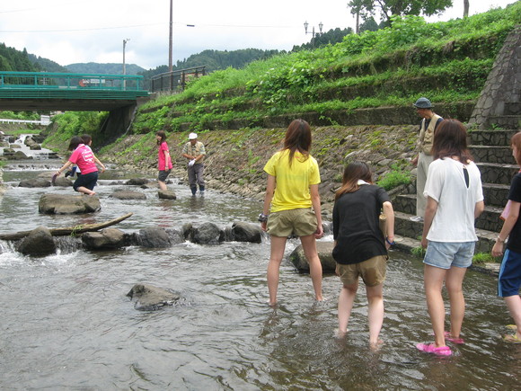 神戸松蔭女子学院大学の皆さん、次の日は川遊び体験。_e0061225_1103250.jpg