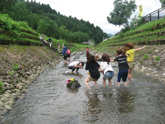 神戸松蔭女子学院大学の皆さん、次の日は川遊び体験。_e0061225_11123367.jpg