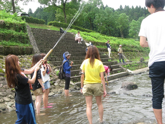 神戸松蔭女子学院大学の皆さん、次の日は川遊び体験。_e0061225_11134486.jpg