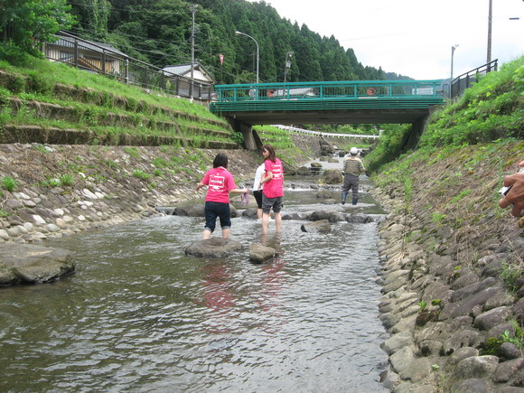 神戸松蔭女子学院大学の皆さん、次の日は川遊び体験。_e0061225_1114030.jpg