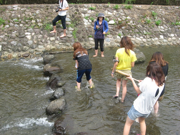 神戸松蔭女子学院大学の皆さん、次の日は川遊び体験。_e0061225_1118057.jpg
