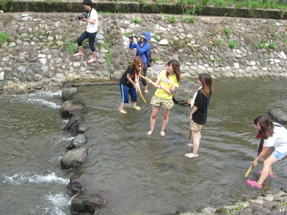 神戸松蔭女子学院大学の皆さん、次の日は川遊び体験。_e0061225_1118263.jpg