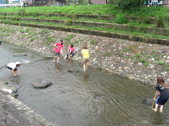 神戸松蔭女子学院大学の皆さん、次の日は川遊び体験。_e0061225_1119356.jpg