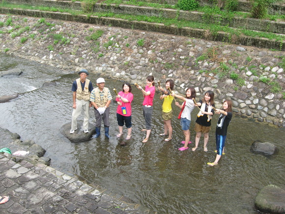 神戸松蔭女子学院大学の皆さん、次の日は川遊び体験。_e0061225_11225151.jpg