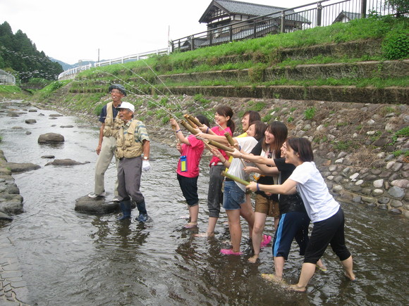 神戸松蔭女子学院大学の皆さん、次の日は川遊び体験。_e0061225_1123507.jpg