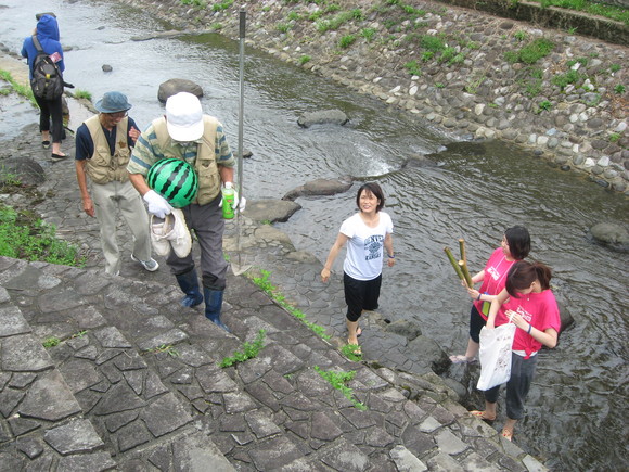 神戸松蔭女子学院大学の皆さん、次の日は川遊び体験。_e0061225_11251715.jpg