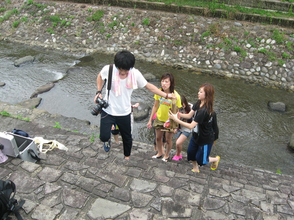 神戸松蔭女子学院大学の皆さん、次の日は川遊び体験。_e0061225_1126770.jpg