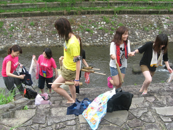 神戸松蔭女子学院大学の皆さん、次の日は川遊び体験。_e0061225_1127934.jpg