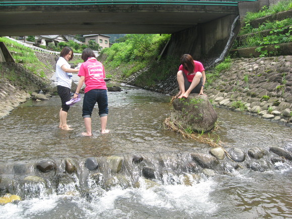 神戸松蔭女子学院大学の皆さん、次の日は川遊び体験。_e0061225_1143011.jpg
