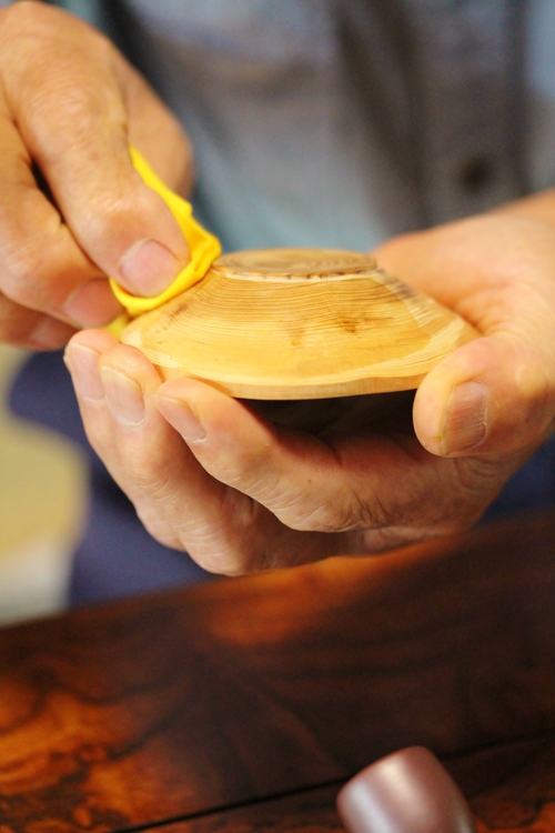 デカス 「お茶の魅力は木地からも」_b0220318_2513214.jpg