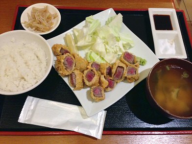 八王子南大沢：ミートレア内「もりもり屋」の「牛ロースカツ」を食べた。_c0014187_2243265.jpg