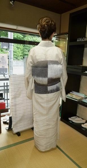 8月最後の着物姿のお客様・小千谷縮にお洒落な帯。_f0181251_17423153.jpg