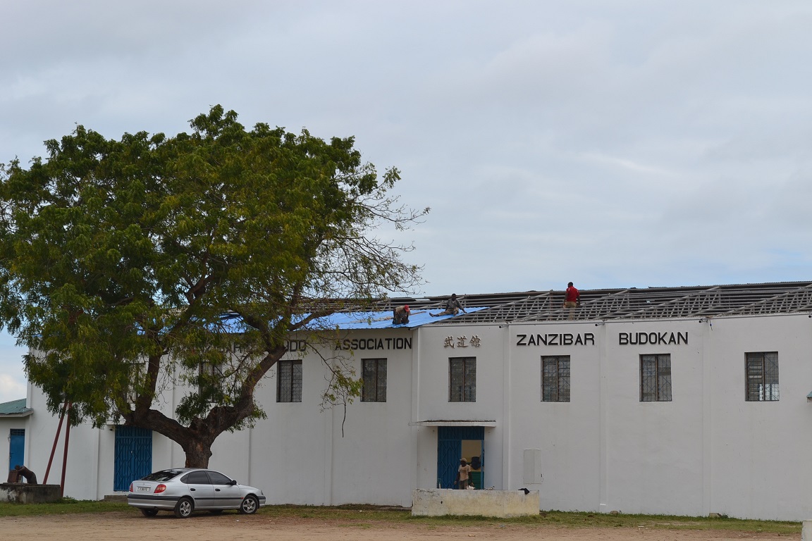 Maintenance of Zanzibar Budokan～ザンジバル武道館メンテナンス_a0088841_15233393.jpg