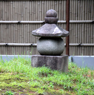 紫式部 墓所_e0048413_19163855.jpg