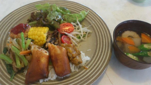 食堂 カルン でランチ_e0115904_23134908.jpg