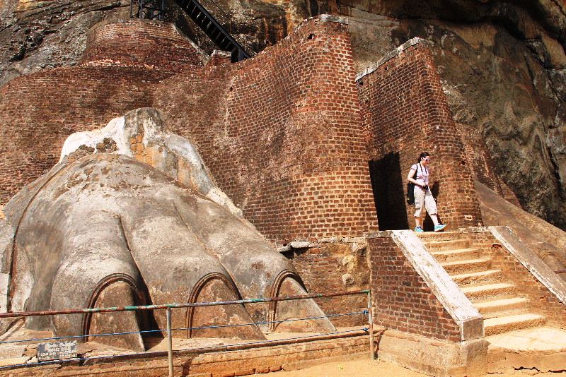 世界遺産シギリヤ・ロックと妖艶な「シギリヤ・レディ」_c0011649_10435391.jpg