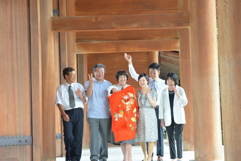 橿原神宮でお宮参り・奈良県橿原市でお爺ちゃんは、プロ顔負けな感じで積極的に撮影14.9.6_c0324376_172337.jpg