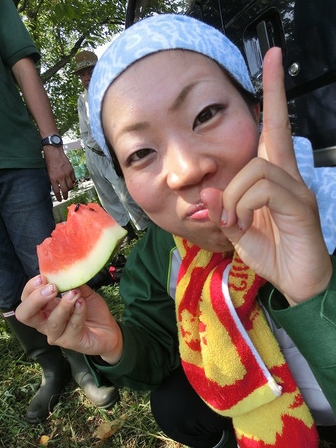 彼岸花が顔を出し始めています 酷暑の中の「滝川の土手普請」_f0141310_6582293.jpg