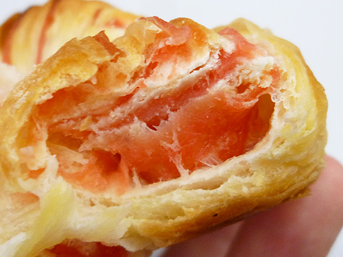 CROISSANT BAGEL STRAWBERRY （クロワッサンベーグル ストロベリー）＠サークルKサンクス_c0152767_22323724.jpg