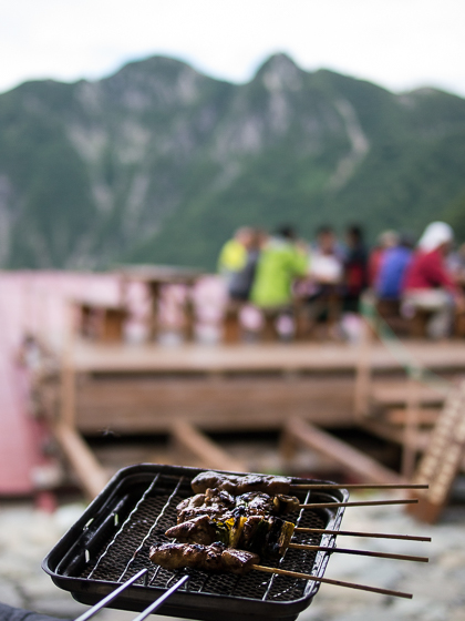 今日の山ごはん　テラスで焼き鳥_b0244811_9162739.jpg