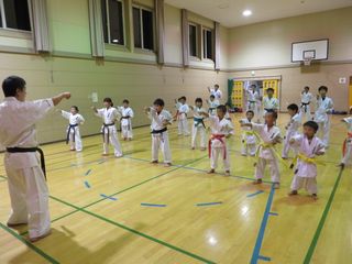 西町教室　みんなで片足相撲大会!_c0118332_2365291.jpg
