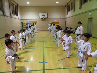 西町教室　みんなで片足相撲大会!_c0118332_2371142.jpg