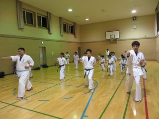 西町教室 みんなで片足相撲大会!_c0118332_237293.jpg