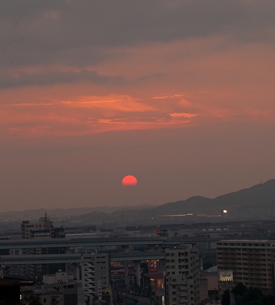スーパームーンじゃないけど…真っ赤な夕陽_c0165046_2255177.jpg