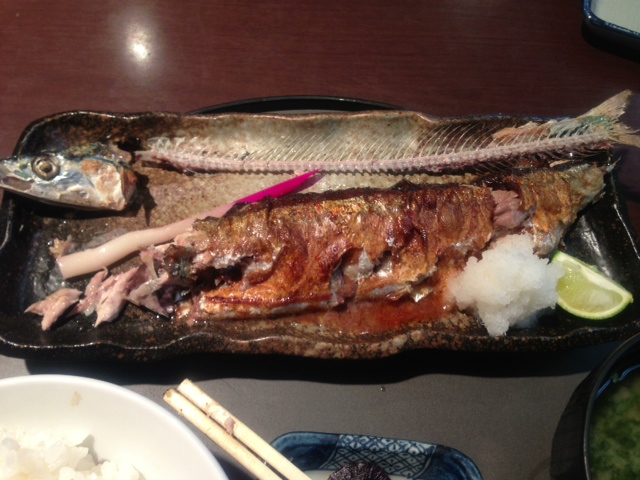 魚をキレイに食べる　サンマ編_d0002320_3421128.jpg