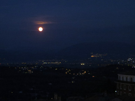 名月、アッシジをペルージャに望む_f0234936_772170.jpg