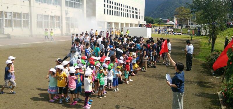 「嫁来いデモ」_f0081443_2047880.jpg