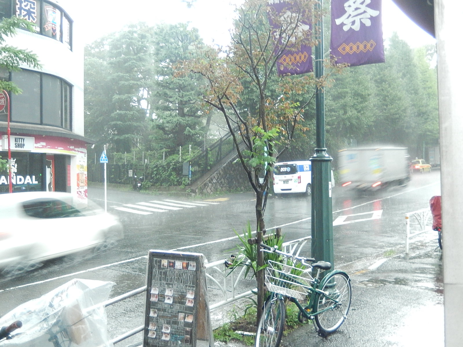 9月10日　渋谷　原宿　の自転車屋　FLAME bike前です_e0188759_1620386.jpg