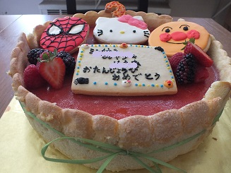 アンパンマン、キティちゃん、スパイダーマンケーキ_a0122262_8492797.jpg