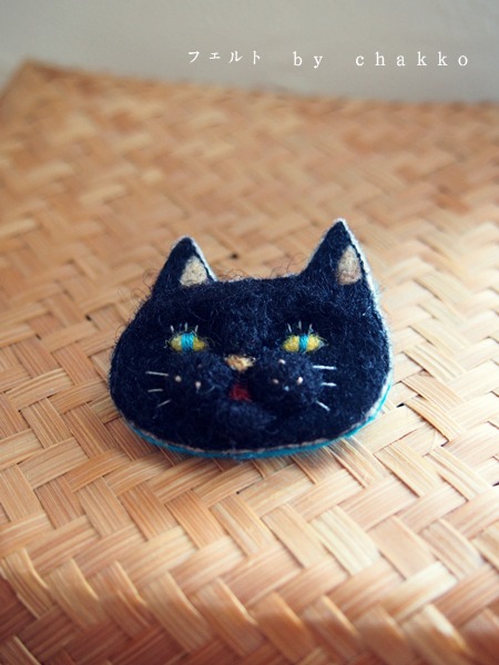 フェルト刺繍ブローチ 顔黒猫 マルチナチャッコ