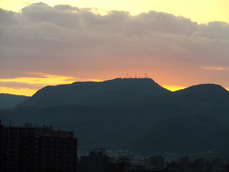 通り雨の後気温急降下するも夕日に浮き上がる山の端_c0025115_1830648.jpg